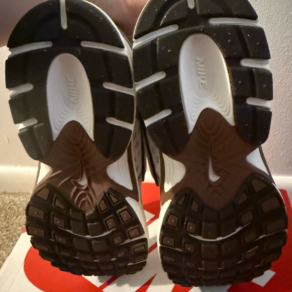 Nike V5 Runner White and Silver and Brown Athletic Shoes - Picture 6 of 7